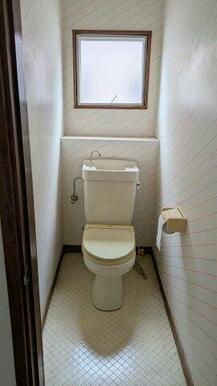 ２階のトイレも窓付きです