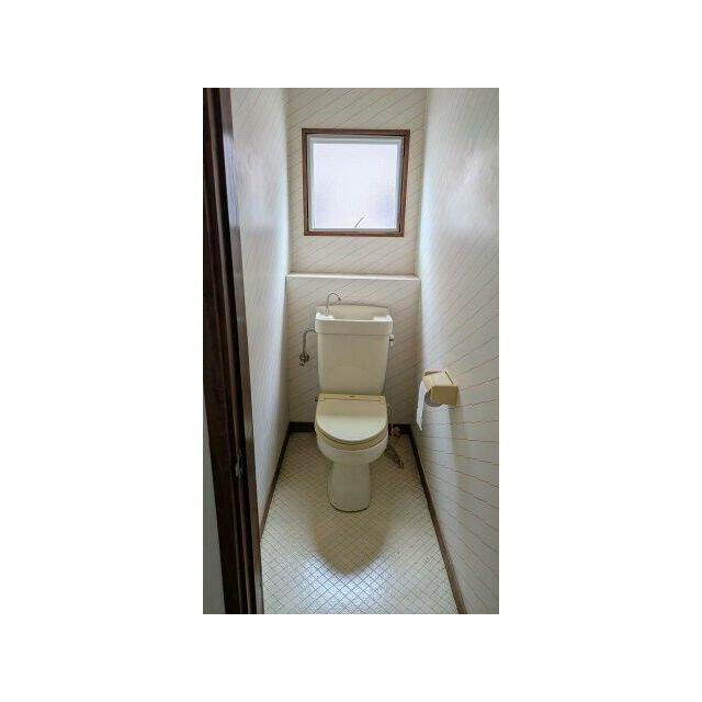 ２階のトイレも窓付きです