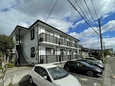 建物外観と駐車場
