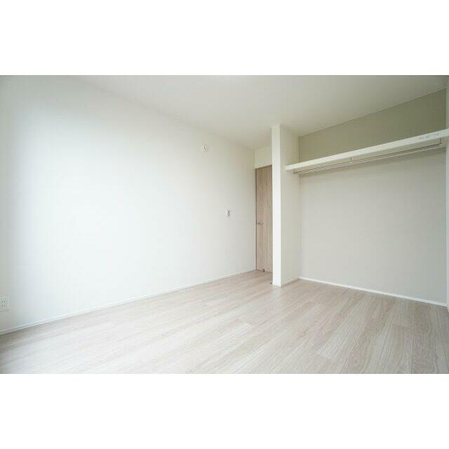 2階6帖洋室。オープンクローゼットを採用することで、部屋の広さを最大限活用することができます！