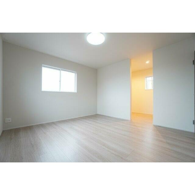 2階8帖洋室。主寝室として使われることが多いウォークインクローゼットがあるお部屋です。