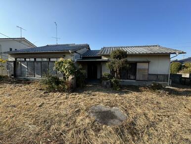 堂々とした趣のある平屋、広大な庭で夢の時間を。