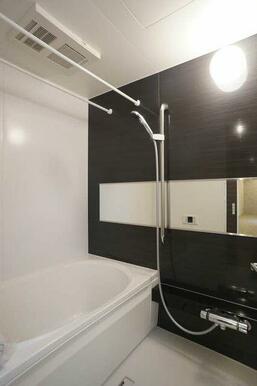 浴室はアクセントパネルを採用しております