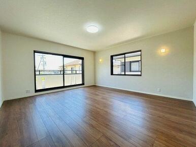 「洋室」２階南西側約１３．２帖洋室全室２面採光で日当たりもよく開放感がございます。