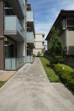 物件南側の様子。緑溢れる外構計画も魅力。