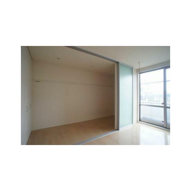 【洋室（寝室）３．７帖】画鋲や釘を使わずに、ちょっとした物かけに大変便利な化粧幕板付き♪時計やポス…