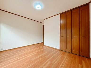 「2階南東側洋室」南側にバルコニーに面しており、日当たり良好です。