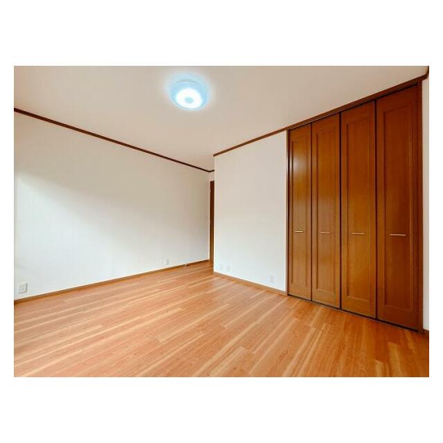 「2階南東側洋室」南側にバルコニーに面しており、日当たり良好です。