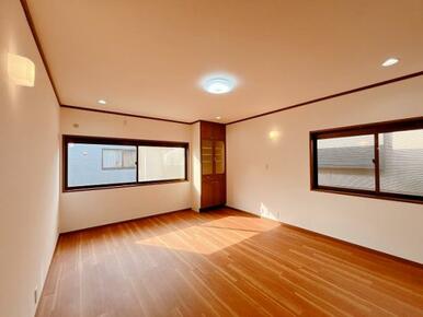 「2階南西側洋室」2面窓と収納がございます。