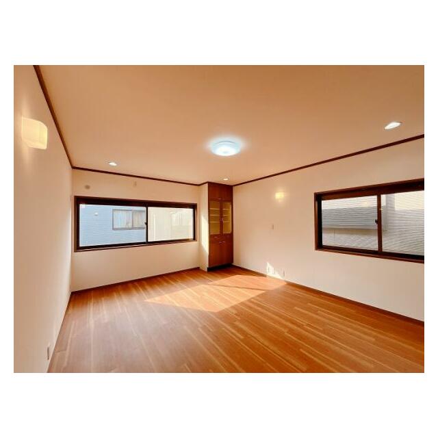 「2階南西側洋室」2面窓と収納がございます。