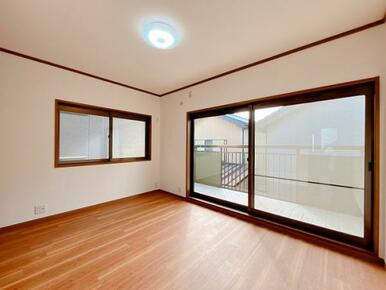 「2階南東側洋室」バルコニーに面しています。