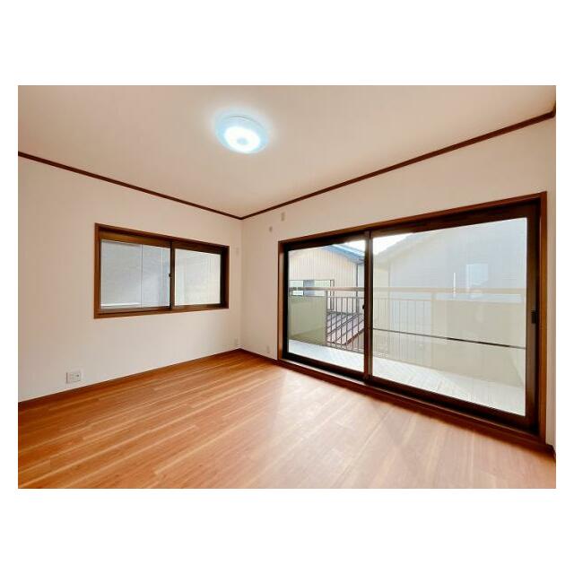 「2階南東側洋室」バルコニーに面しています。