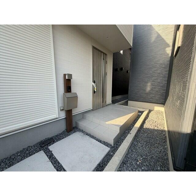 開ければ広がる、閉じれば落ち着く玄関（1号棟）