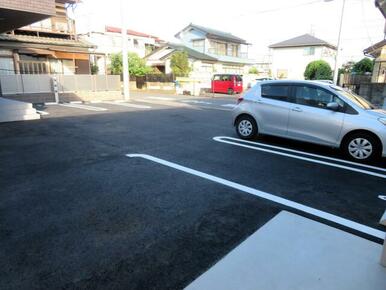 広々とした駐車場です。人気の下野市駅東２丁目に建つ新築１ＬＤＫ。人気エリアの為、お申込みはお早めに！