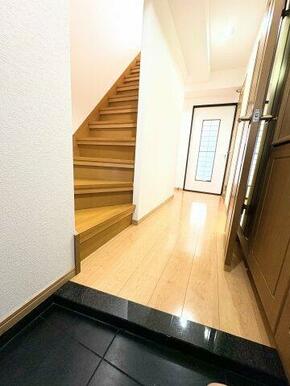 玄関ホールに階段があり、上階へ上がれます。