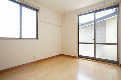 洋室（５．９帖）　角部屋のため採光が２面ございます。