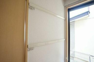 洋室（５．９帖）　化粧幕板にはフックがございます。