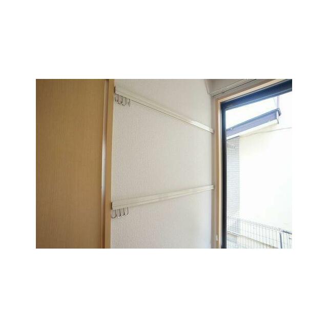 洋室（５．９帖）　化粧幕板にはフックがございます。