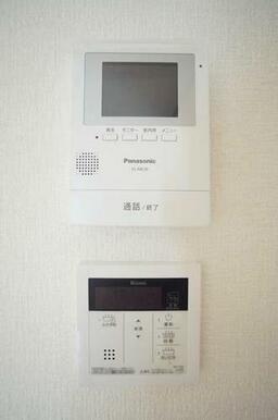 来訪者の確認が可能なモニター付きインターホン設置