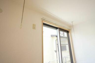 洋室（５．９帖）　室内物干しの設置がございます