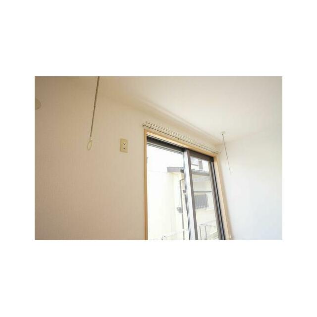洋室（５．９帖）　室内物干しの設置がございます