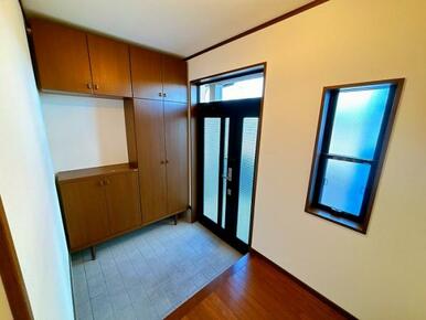 「玄関」広々とした玄関です