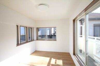 日差しが差し込みお部屋を暖かくしてくれます