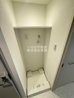 上部収納棚あり！室内洗濯機置き場です♪