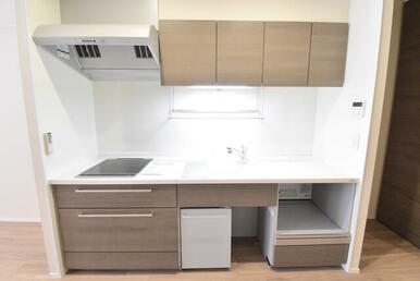 作業台や上部収納が低く、使いやすいキッチンです。