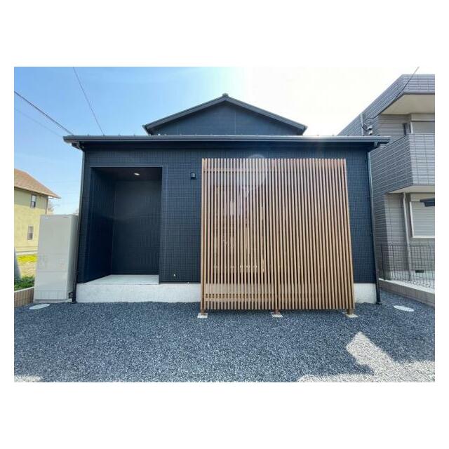 視線は遮り、風だけを通す。計算されたウッド調ルーバーの目隠しが、外気浴の時間を守ります。