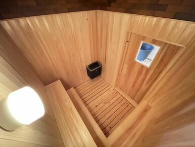 耐久性・耐湿性に優れたヒノキを使用。清潔なサウナ室が、メンテナンスは最小限に手間なく維持できます。