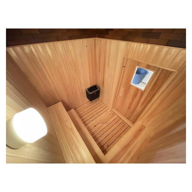 耐久性・耐湿性に優れたヒノキを使用。清潔なサウナ室が、メンテナンスは最小限に手間なく維持できます。