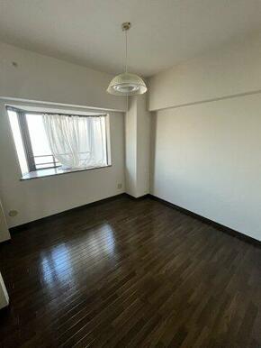 落ち着いた色調の洋室です