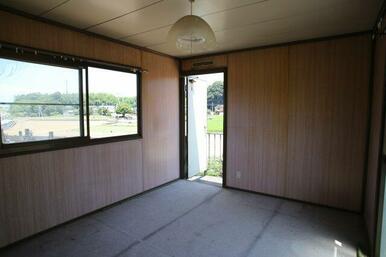 ガレージ上部分にある洋室です