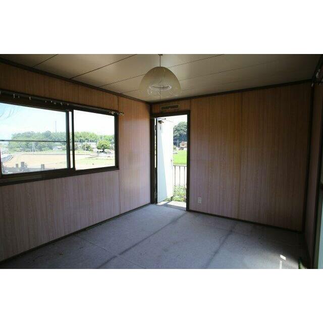 ガレージ上部分にある洋室です