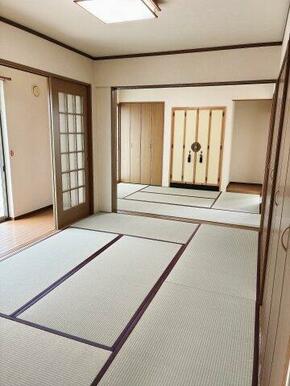 襖で仕切ることで個室としても、大空間としても利用できる使い勝手の良い2間続きの和室です