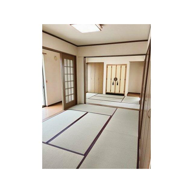襖で仕切ることで個室としても、大空間としても利用できる使い勝手の良い2間続きの和室です