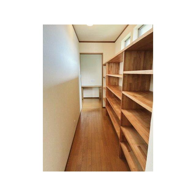 書斎へと続く廊下は可動棚がついているので本棚やパントリーとしてご利用できます◎