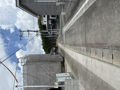 5号棟　前面道路含む現地写真