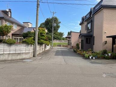 南側道路（西より撮影）公道　約6.5ｍ ＡＩにより車を消しております