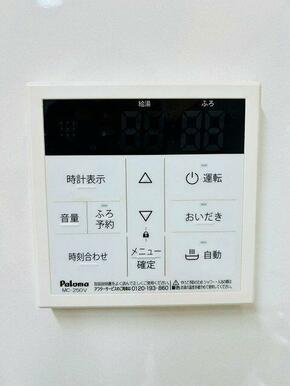 「設備」キッチン側からでも給湯パネルの操作が可能です。