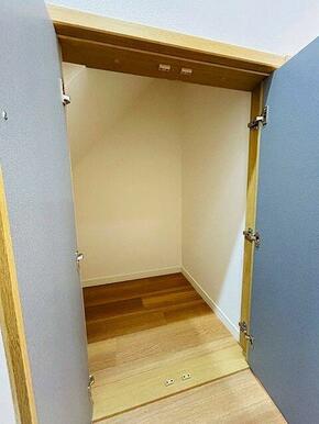 「収納」階段下収納もあり、清掃道具もすぐ取り出せます。