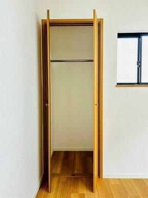 「納戸」パイプハンガーもあり、お洋服の収納にもお使いいただけます。