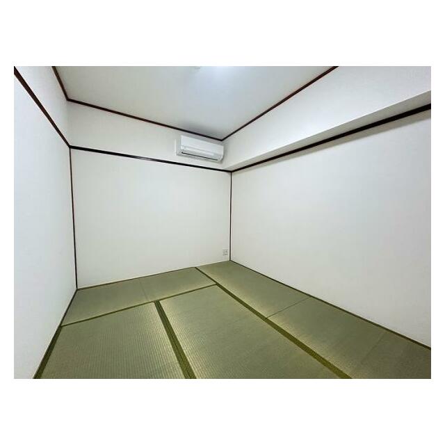 「納戸」エアコン設置済み。そのままお引渡し致します。