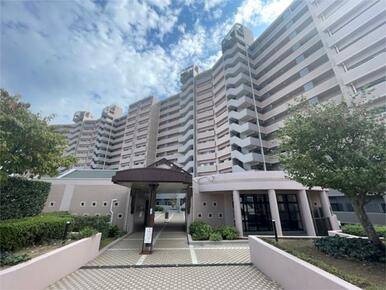 空に映える大規模マンション。住まう方を優しく迎えるエントランスは、日々の暮らしに安らぎを与えます。安