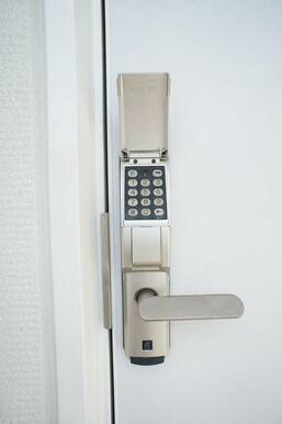 【防犯】玄関の鍵は暗証番号入力式！鍵を無くす心配も、持ち歩く手間もありません◎ピッキングも不可能な…