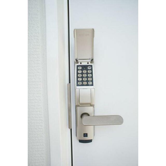 【防犯】玄関の鍵は暗証番号入力式！鍵を無くす心配も、持ち歩く手間もありません◎ピッキングも不可能な…