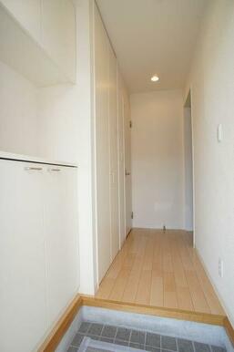 【玄関】上下に分かれた下駄箱は収納量はもちろん、お花や写真などを飾って彩りのある空間を演出できます…