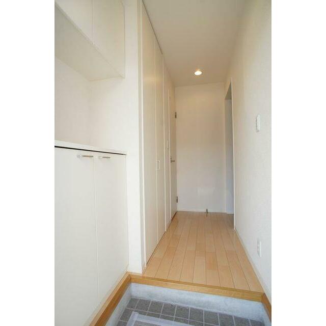 【玄関】上下に分かれた下駄箱は収納量はもちろん、お花や写真などを飾って彩りのある空間を演出できます…