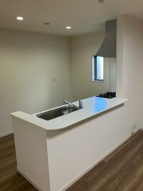 料理しながらリビングに目配せしやすいカウンターキッチンは子育て世代や介護中のご家庭にもおすすめ（1号棟）